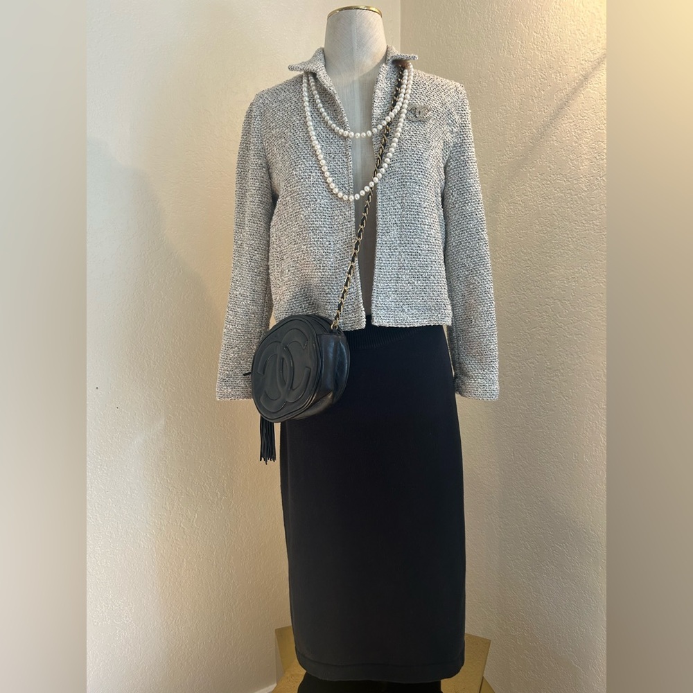 Vintage: CHANEL Black Midi Pencil Skirt 
9”waist 26”long. Stretch material.